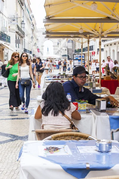 LISBOA, PORTUGAL, em 22 de junho de 2017. As pessoas têm um resto e comem no café abaixo do céu aberto em uma parte histórica da cidade — Fotografia de Stock