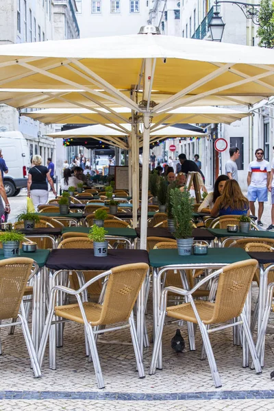 LISBOA, PORTUGAL, 22 de junio de 2017. La gente descansa y come en la cafetería bajo el cielo abierto en una parte histórica de la ciudad —  Fotos de Stock