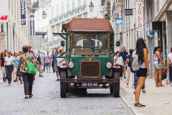 LISBONNE, PORTUGAL, le 22 juin 2017. La rare voiture arrêtée dans la rue de la ville — Photo