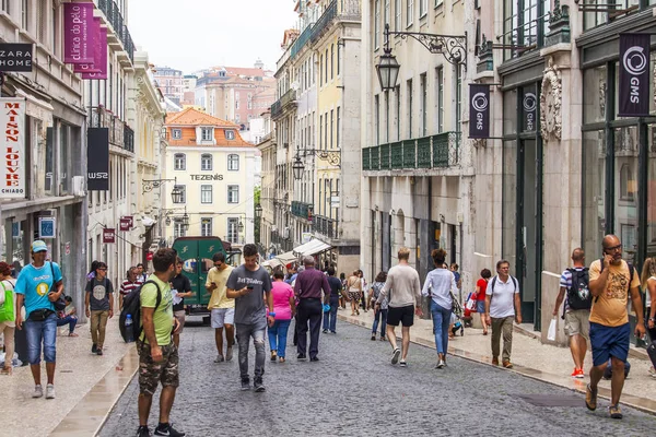 LISBONA, PORTOGALLO, il 22 giugno 2017. Mattina estiva. La gente va per la strada commerciale in centro. — Foto Stock