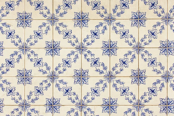Lissabon, Portugal, op 22 juni 2017. Traditionele Portugese keramische tegels van azulejo versieren een gevel van het oude gebouw — Stockfoto