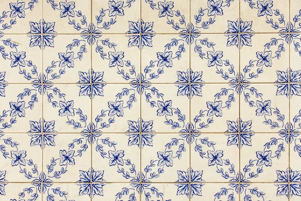 LISBOA, PORTUGAL, em 22 de junho de 2017. As telhas cerâmicas portuguesas tradicionais do azulejo decoram uma fachada do edifício antigo — Fotografia de Stock