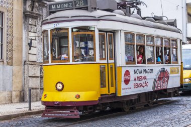 Lizbon, Portekiz, üzerinde 22 Haziran 2017. Yaz sabahı. Nadir tramvay şehrin sokak gider