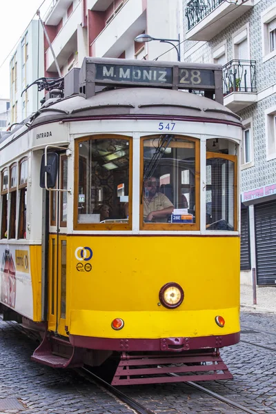 LISBONNE, PORTUGAL, le 22 juin 2017. Le matin d'été. Le tram rare va dans la rue de la ville — Photo
