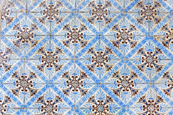 LISBONA, PORTOGALLO, il 22 giugno 2017. Le tegole di ceramica portoghesi tradizionali di azulejo decorano una facciata dell'edificio antico — Foto Stock