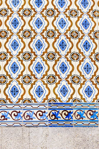 LISBOA, PORTUGAL, em 22 de junho de 2017. As telhas cerâmicas portuguesas tradicionais do azulejo decoram uma fachada do edifício antigo — Fotografia de Stock