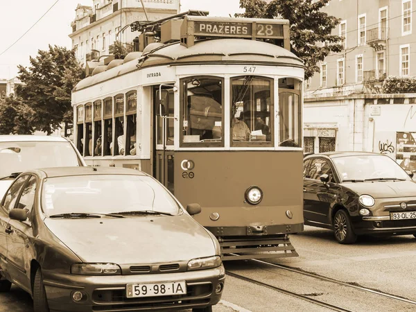Lissabon, Portugal, op 22 juni 2017. Zomerochtend. De zeldzame tram rijdt op de stad straat — Stockfoto