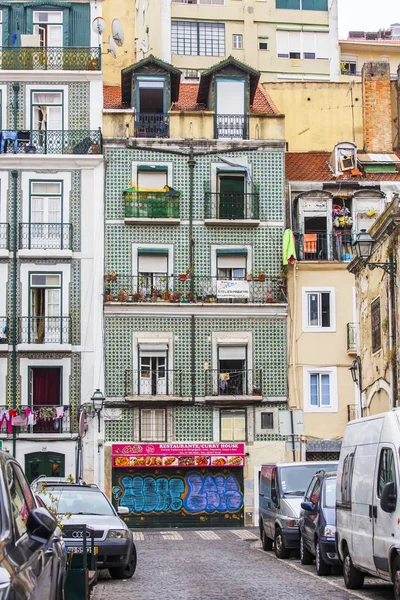 Lizbona, Portugalia, na 22 czerwca 2017 r. Letni poranek. Słońce świeci starych budynków na pomyje wzgórzu w centrum miasta — Zdjęcie stockowe