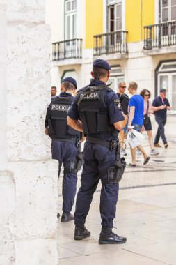 Lizbon, Portekiz, üzerinde 22 Haziran 2017. Polis memuru sokakta devriye