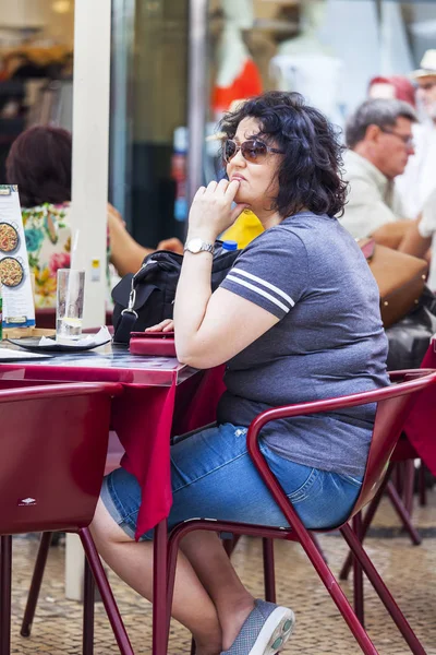Lizbona, Portugalia, na 22 czerwca 2017 r. Ludzie odpocząć i zjeść posiłek w kawiarni pod gołym niebem w historycznej części miasta — Zdjęcie stockowe