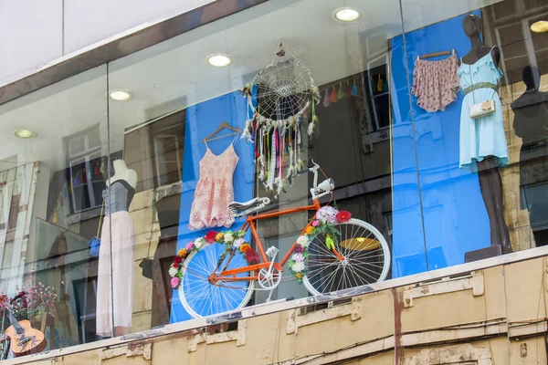 LISBOA, PORTUGAL, 22 de junio de 2017. El escaparate de la tienda es formalizado para la participación de los compradores — Foto de Stock