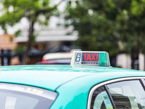 Lisabon, Portugalsko, na 22. června 2017. Auto taxi jede na náměstí do centra — Stock fotografie