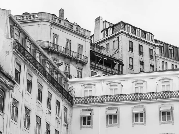 Lissabon, Portugal, op 22 juni 2017. De zon brandt de gevel van een gebouw in centrum en een typisch interieur — Stockfoto