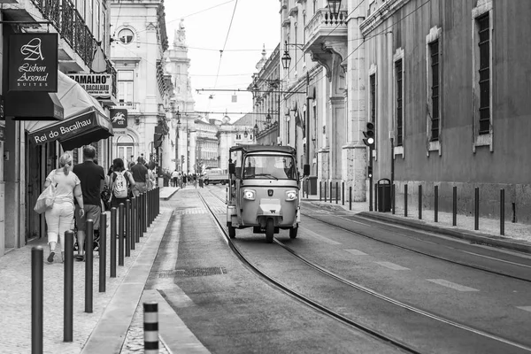 LISBOA, PORTUGAL, em 22 de junho de 2017. Edifícios históricos fazem skyline atraente no centro da cidade. Carros e pessoas se movem na bela rua — Fotografia de Stock