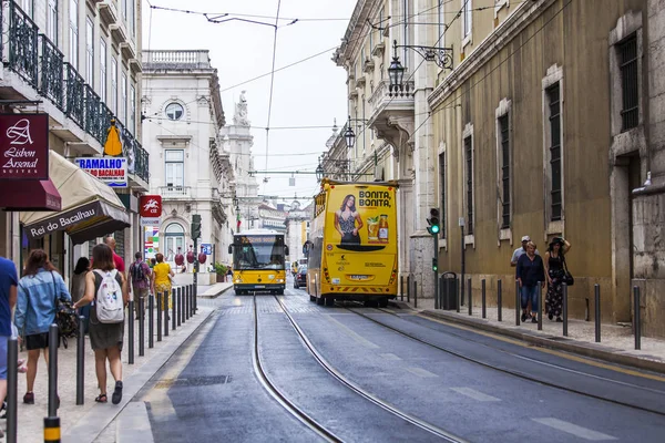 LISBONNE, PORTUGAL, le 22 juin 2017. Le bus va dans la rue de la ville au centre-ville — Photo