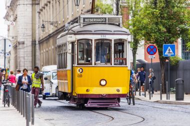 Lizbon, Portekiz, üzerinde 22 Haziran 2017. Yaz sabahı. Nadir tramvay şehrin sokak gider
