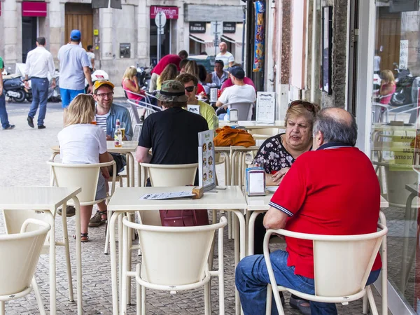 LISBON, PORTUGAL, on June 22, 2017. People have a rest and eat in cafe under the open sky in a historical part of the city — Stock Photo, Image