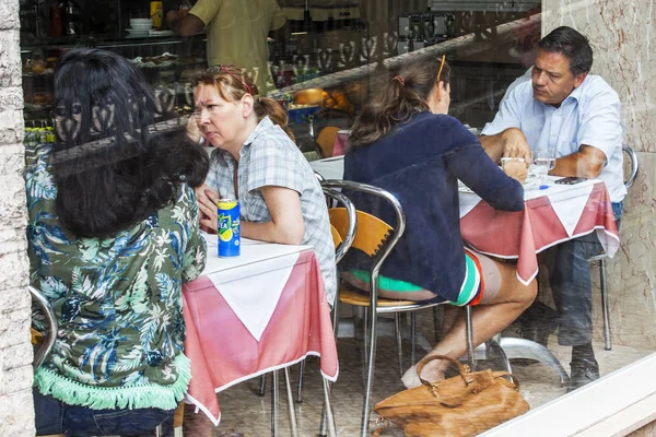 LISBOA, PORTUGAL, em 22 de junho de 2017. As pessoas têm um resto e comem no café abaixo do céu aberto em uma parte histórica da cidade — Fotografia de Stock