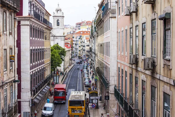 Lizbona, Portugalia, na 22 czerwca 2017 r. Historyczne budynki stanowią atrakcyjną panoramę w centrum. Samochody i ludzi przenieść na pięknej ulicy — Zdjęcie stockowe