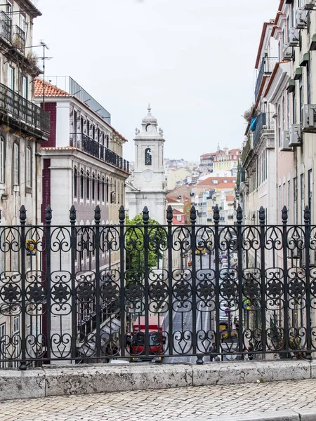 Lizbona, Portugalia, na 22 czerwca 2017 r. Na ulicach radelyat ozdobne kraty, które są na różnych poziomach wysokości w centrum — Zdjęcie stockowe
