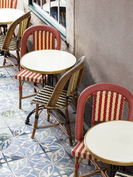 LISBOA, PORTUGAL, em 22 de junho de 2017. Tabelas de café de rua em uma parte histórica da cidade estão esperando de visitantes — Fotografia de Stock