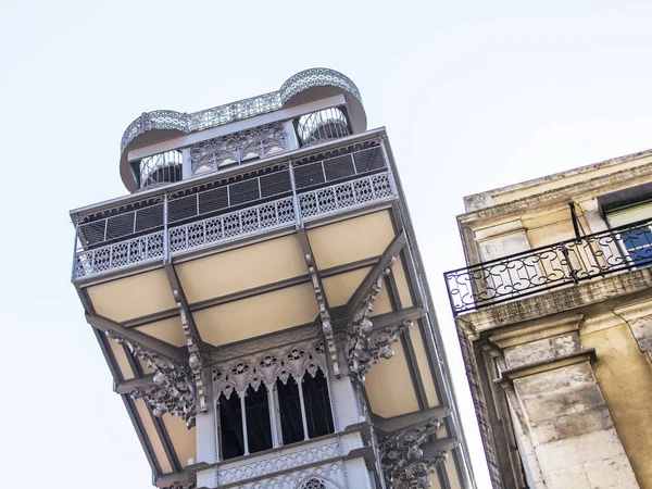 LISBONNE, PORTUGAL, le 22 juin 2017. Les lumières du soleil couchant Elevador de Santa Justa (Elevador do Carmo), l'un des principaux sites touristiques de la ville — Photo