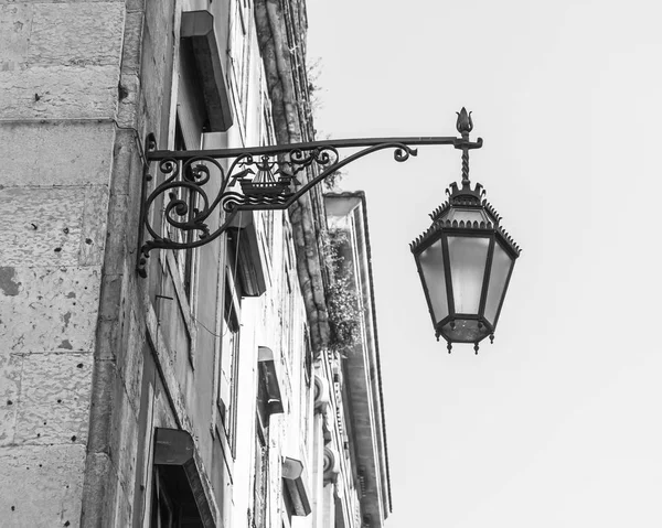 LISBOA, PORTUGAL, 22 de junio de 2017. La hermosa lámpara antigua decora una fachada del edificio en el centro —  Fotos de Stock