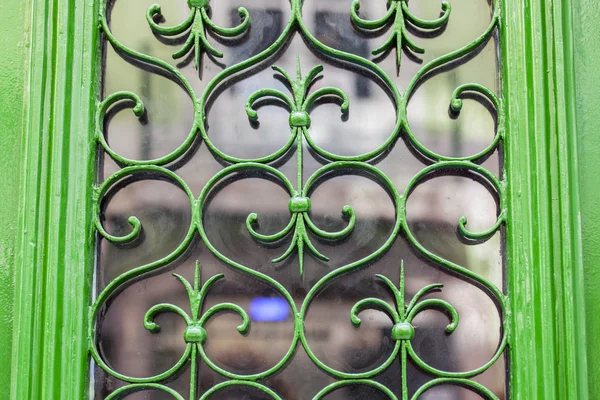 LISBOA, PORTUGAL, 22 de junio de 2017. La decoración rica adorna la puerta de entrada del edificio antiguo — Foto de Stock