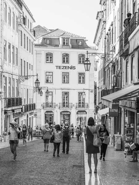 Lisabon, Portugalsko, na 22. června 2017. Lidé jdou na svižné nákupní ulici v centru — Stock fotografie