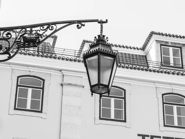 Lisbon, portugal, am 22. juni 2017. die schöne antike lampe schmückt eine fassade eines gebäudes in der innenstadt — Stockfoto