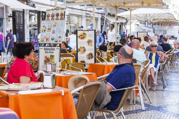 LISBOA, PORTUGAL, 22 de junio de 2017. La gente descansa y come en la cafetería bajo el cielo abierto en una parte histórica de la ciudad —  Fotos de Stock