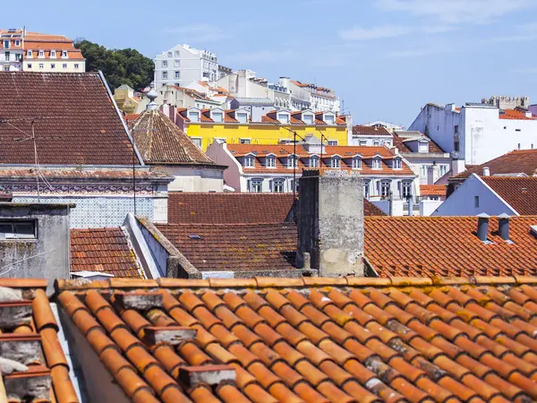 Lissabon, Portugal, op 22 juni 2017. Zomerdag. De zon licht rode daken van het centrum op een helling van de heuvel — Stockfoto