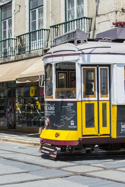 LISBONNE, PORTUGAL, le 22 juin 2017. Le matin d'été. Le tram rare va dans la rue de la ville — Photo