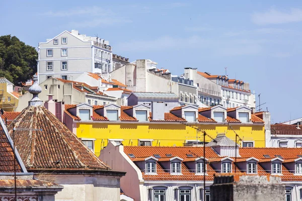 LISBON, PORTUGAL, on June 22, 2017. Summer day. The sun lights red roofs of downtown on a hill slope — Stock Photo, Image