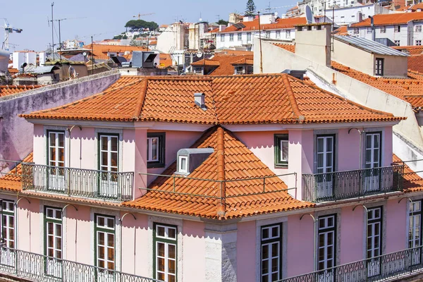 Lissabon, Portugal, op 22 juni 2017. Zomerdag. De zon licht rode daken van het centrum op een helling van de heuvel — Stockfoto