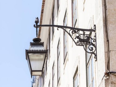   Lizbon, Portekiz, üzerinde 22 Haziran 2017. Şehir merkezinde bir bina cephe güzel eski lamba Süsle 