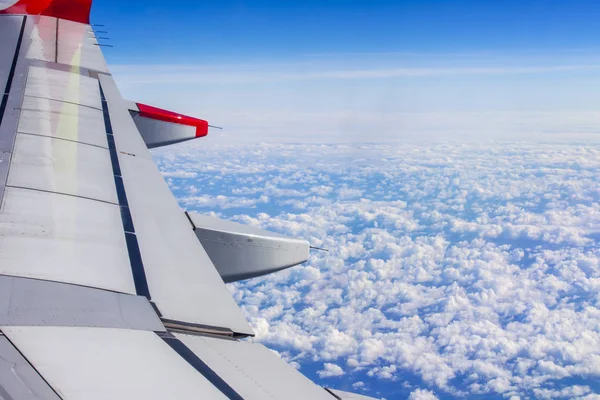 飞机在云层上空飞行的一翼 — 图库照片