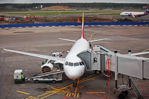 MOSCOW, RUSSIA, on June 14, 2017. The plane undergoes preflight service in the international airport Domodedovo — Stock Photo, Image