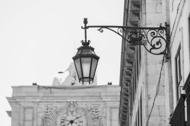  Lizbon, Portekiz, üzerinde 22 Haziran 2017. Şehir merkezinde bir bina cephe güzel eski lamba Süsle 