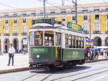 Lizbon, Portekiz, üzerinde 22 Haziran 2017. Yaz sabahı. Nadir tramvay ile şehir sokak şehir merkezinde devam ediyor