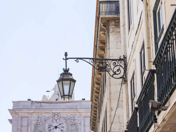 LISBONNE, PORTUGAL, le 22 juin 2017. La belle lampe ancienne décore une façade de bâtiment dans le centre-ville — Photo