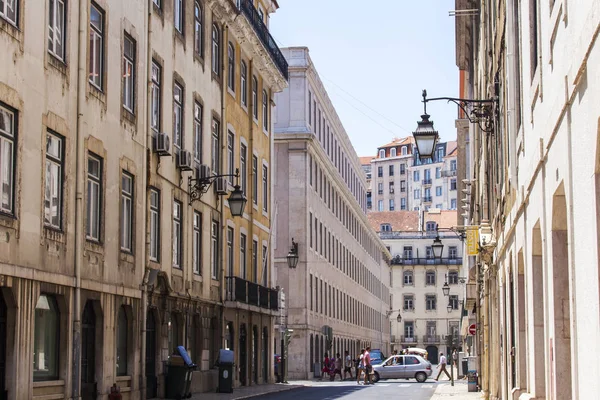 LISBOA, PORTUGAL, 22 de junio de 2017. Edificios históricos hacen atractivo horizonte en el centro. Coches y personas se mueven en la hermosa calle — Foto de Stock