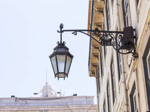 Lissabon, Portugal, 22 juni 2017. Vackra antika lampan dekorerar en byggnad fasad i centrala — Stockfoto