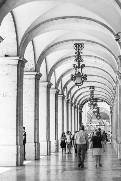 LISBON, PORTUGAL, on June 22, 2017. People go under arches at Praca do Comercio of in downtown — Stock Photo, Image