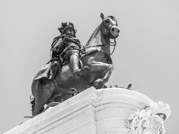 LISBOA, PORTUGAL, 22 de junio de 2017. La estatua ecuestre del rey de D. José I decora Praca do Comyrcio — Foto de Stock