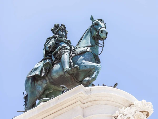LISBONA, PORTOGALLO, il 22 giugno 2017. La statua equestre del re di D. Jose I decora Praca do Comyrcio — Foto Stock