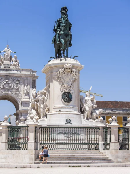 LISBONA, PORTOGALLO, il 22 giugno 2017. La statua equestre del re di D. Jose I decora Praca do Comyrcio — Foto Stock