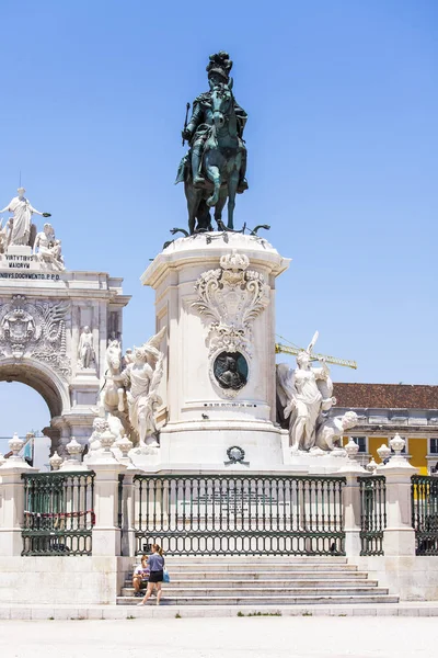 LISBONA, PORTOGALLO, il 22 giugno 2017. La statua equestre del re di D. Jose I decora Praca do Comyrcio — Foto Stock