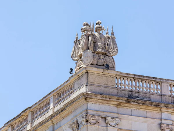 LISBONA, PORTOGALLO, il 22 giugno 2017. L'abile arredamento scultoreo decora un porticato su Praca do Comyrcio nel centro della città — Foto Stock