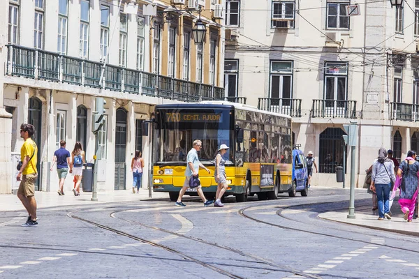 LISBONNE, PORTUGAL, le 22 juin 2017. Le bus va dans la rue de la ville au centre-ville — Photo